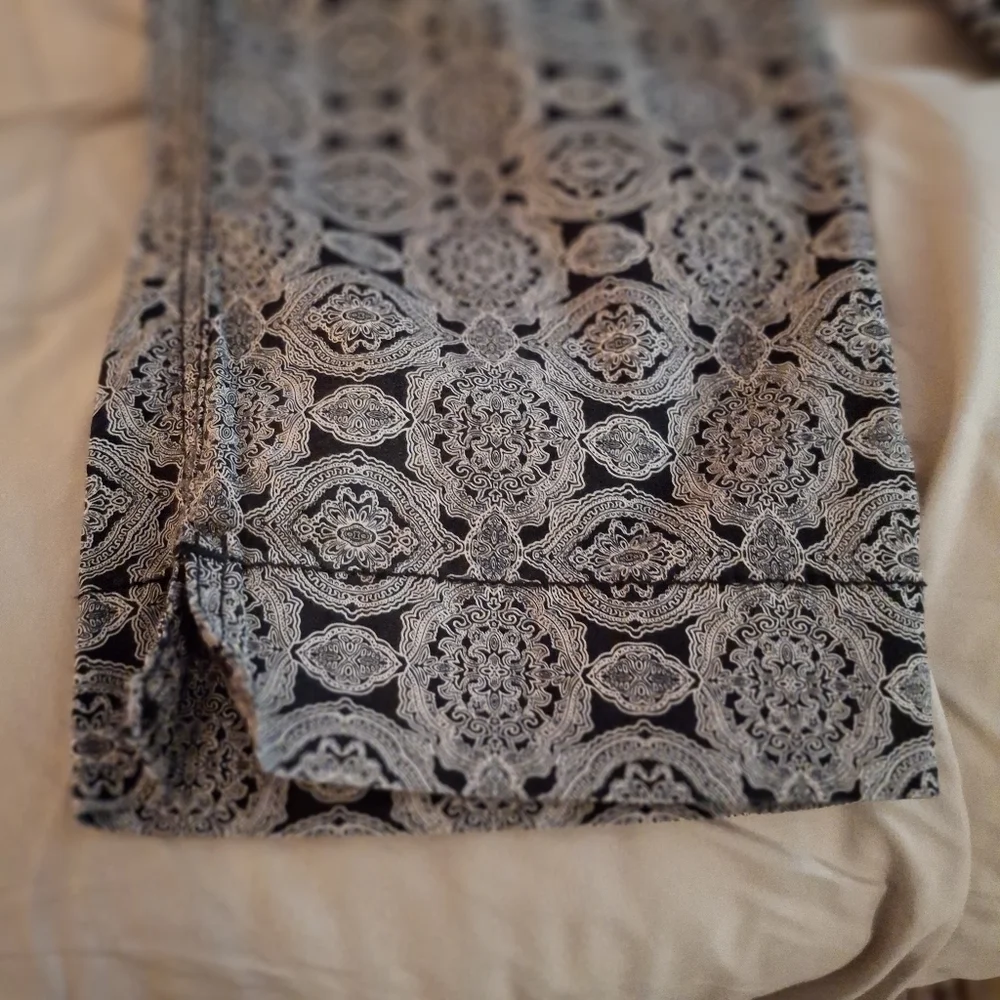 Bandolino Blu Women's Stylish Black And White Paisley Patterned Cropped Pants